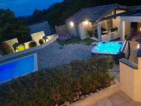 Chalet confortable à Lussas avec piscine et jacuzzi